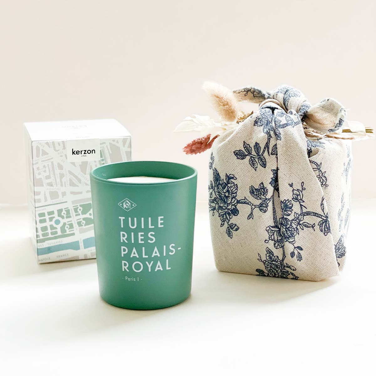 kadoo kerzon candle gift box. For birthday, bridesmaid, wedding anniversary. Wrapped in printed toile french linen.