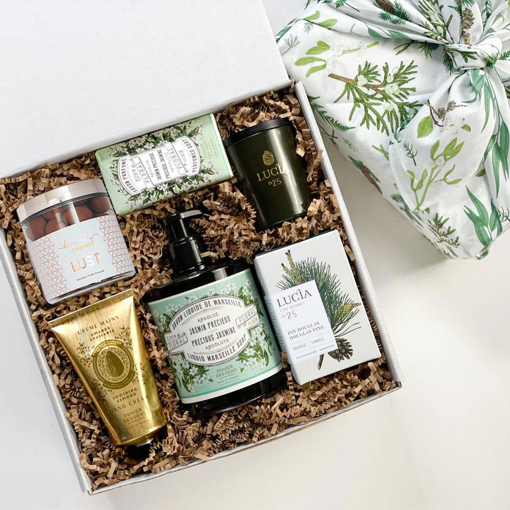 kadoo holiday joy spa perfect for moment of relaxation. Inside box: candle, soap, lotion, almond chocolate truffles &amp; more.